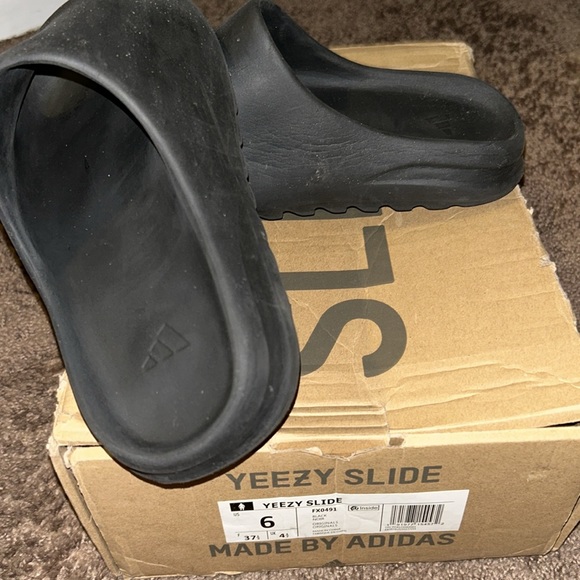 💯% Authentic Yeezy Slides/Unisex (size 6) Big kids 👣 - Picture 3 of 4